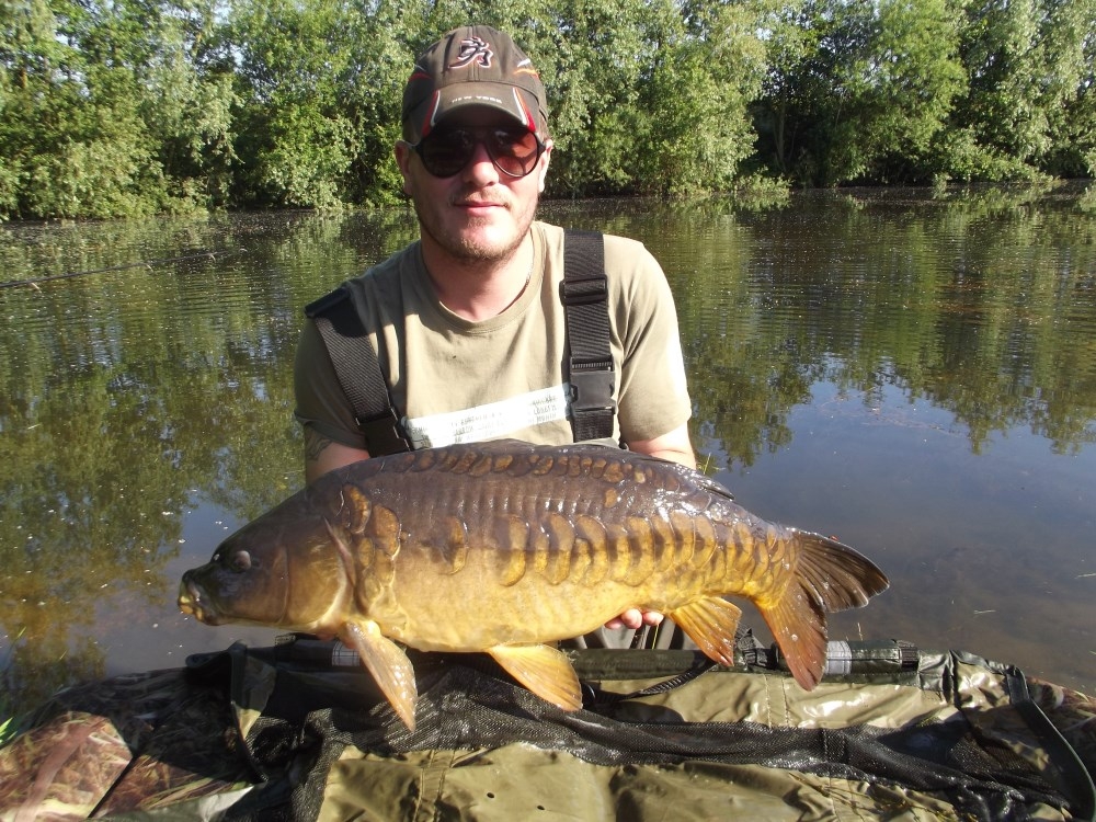 Liam Slee and firends caught 6 carp between them at Heritage Lake, the biggest being a 22lb Common